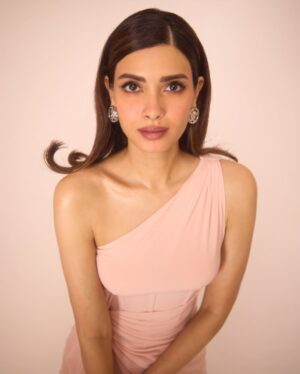 Diana Penty Instagram - An evening with @bof wearing @versace. Thank you @imranamed @nikhilmansata for the best time 💕