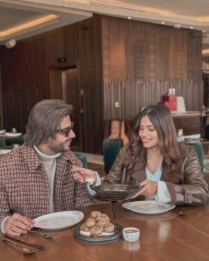 Dimpi Sanghvi Instagram - From exploring the rich heritage of Diriyah to indulging in unforgettable experiences, Riyadh truly leaves a lasting impression. 🕌✨ 

Our evening began at Café Bateel, where we savored their delectable dates kunafa—a perfect fusion of tradition and sweetness that felt like dessert heaven. 🍴❤️ Next, we made our way to Winter Wonderland, where dazzling lights, thrilling rides, and endless laughter created memories to cherish. ❄️🎡 

We wrapped up the day with a luxurious dinner at The Globe, enjoying breathtaking views of Riyadh’s sparkling skyline. 🌆✨ A perfect blend of culture, excitement, and elegance that makes Riyadh truly unique. 🇸🇦 

@visitsaudi 
#SaudiWinter 
#VisitSaudi 
#Saudi 
#Riyadh 
#Ad