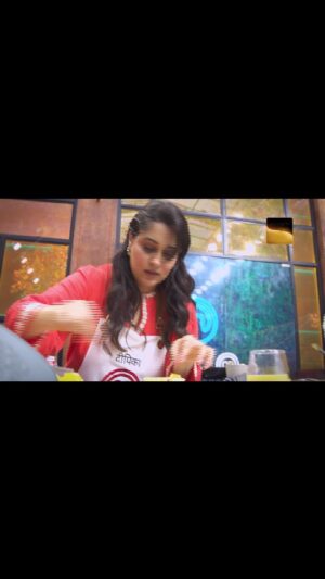 Dipika Kakar Instagram - Har aurat jo kitchen ki chaar deewaron tak simat gayi thi, un sabki kahaniyan Dipika ke zariye saamne aayengi.
Kya MasterChef kitchen ka pressure tod dega, ya woh ladengi apne junoon se?

Dekhiye Celebrity MasterChef, COMING SOON, sirf #SonyEntertainmentTelevision par!

@ms.dipika @ranveer.brar @vikaskhannagroup @farahkhankunder

#CelebrityMasterChef #SonyTV #StayTuned