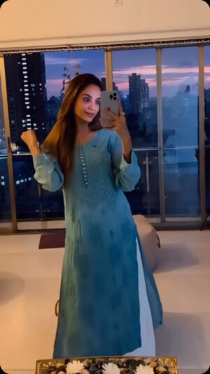 Dissha Pardeshi Instagram - 🐝