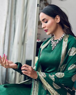 Dissha Pardeshi Instagram - Elegance is when the inside is as beautiful
as the outside🪷

Styling @trushala_nayak 
Outfit @anmayeevastra 
Jwellery @sorayaajewels
Hair n Makeup @makeupbyberdesaurabh