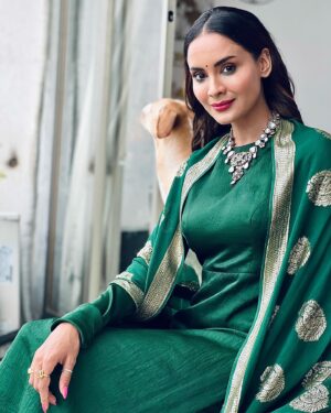 Dissha Pardeshi Instagram - Elegance is when the inside is as beautiful
as the outside🪷

Styling @trushala_nayak 
Outfit @anmayeevastra 
Jwellery @sorayaajewels
Hair n Makeup @makeupbyberdesaurabh