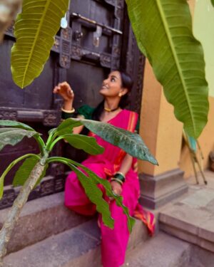 Dissha Pardeshi Instagram - लेऊन शालू 
भरजरी चांदण्याचा
भाळी टिळा 
चंद्रकोरीच्या
रात्र ती सजली 
भेटायला आपल्या 
साजणाला.. ✨