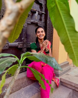 Dissha Pardeshi Instagram - लेऊन शालू 
भरजरी चांदण्याचा
भाळी टिळा 
चंद्रकोरीच्या
रात्र ती सजली 
भेटायला आपल्या 
साजणाला.. ✨