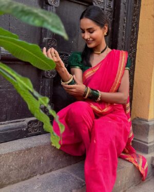 Dissha Pardeshi Instagram - लेऊन शालू 
भरजरी चांदण्याचा
भाळी टिळा 
चंद्रकोरीच्या
रात्र ती सजली 
भेटायला आपल्या 
साजणाला.. ✨