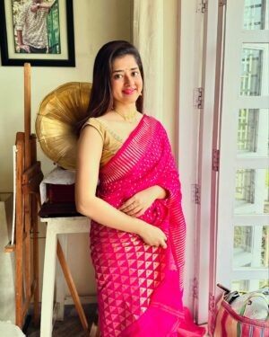 Ditipriya Roy Instagram - | শুভ বসন্ত পঞ্চমী | 🙏🏻❤️
.
.
.
.
.
.
.
.
. 📷 মা 
.
.
.
.
.
. #saraswati #puja #saree #monday #mondaymotivation #lookbook #bengali #ethnic #jewellery #hairgoals #happysoul #spirituality #peace #wisdom #instagood #instalike #instamood