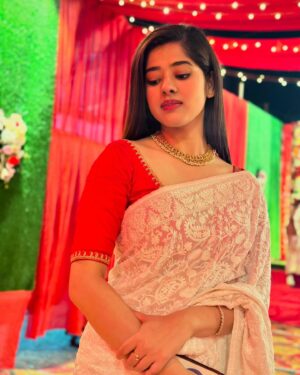 Ditipriya Roy Instagram - বিয়েবাড়ি ❤️
.
.
.
.
.
.
.
.
. #wedding #season #lookbook #ethnicwear #straighthair #shorthair #posing #fashion #style #saree #wednesday #happines #peace #family #instagood #instadaily #instafashion