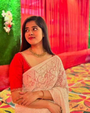Ditipriya Roy Instagram - বিয়েবাড়ি ❤️
.
.
.
.
.
.
.
.
. #wedding #season #lookbook #ethnicwear #straighthair #shorthair #posing #fashion #style #saree #wednesday #happines #peace #family #instagood #instadaily #instafashion