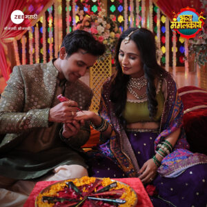 Divya Pugaonkar Instagram - जान्हवीच्या हाताला लागली जयंतच्या नावाची मेहंदी! 😍

पारू’ । ‘लक्ष्मीनिवास’
27 जानेवारी ते 1 फेब्रुवारी महासंगम, 7:30 PM

#Paaru #LakshmiNiwas #Mahasangam #MeMarathiZeeMarathi #ZeeMarathi #BhavyaMangalKarya