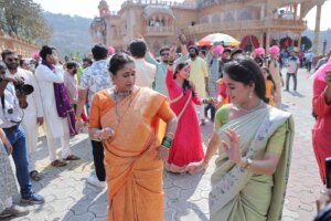 Divya Pugaonkar Instagram - चंद्र- ताऱ्यांनी भरलेल्या आकाशाखाली शूट केलेला सीन माझ्या स्मरणात नेहमी राहील - मेघन जाधव
माझ्या करियर मध्ये सदैव स्मरणात राहील तो म्हणजे जान्हवीच्या लग्नाचा एन्ट्री सीन - दिव्या पुगावकर

तेव्हा बघायला विसरू नका पारू आणि  लक्ष्मी निवास च्या भव्य मंगलकार्याचा महासंगम संध्या ७:३० ते ९ वा. फक्त आपल्या झी मराठीवर.
.
.
#LakshmiNiwas #ZeeMarathi #WeddingSeason