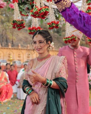 Divya Pugaonkar Instagram - चंद्र- ताऱ्यांनी भरलेल्या आकाशाखाली शूट केलेला सीन माझ्या स्मरणात नेहमी राहील - मेघन जाधव
माझ्या करियर मध्ये सदैव स्मरणात राहील तो म्हणजे जान्हवीच्या लग्नाचा एन्ट्री सीन - दिव्या पुगावकर

तेव्हा बघायला विसरू नका पारू आणि  लक्ष्मी निवास च्या भव्य मंगलकार्याचा महासंगम संध्या ७:३० ते ९ वा. फक्त आपल्या झी मराठीवर.
.
.
#LakshmiNiwas #ZeeMarathi #WeddingSeason