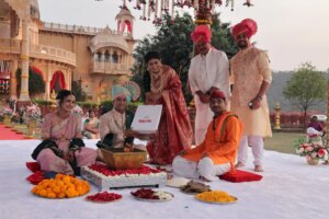 Divya Pugaonkar Instagram - चंद्र- ताऱ्यांनी भरलेल्या आकाशाखाली शूट केलेला सीन माझ्या स्मरणात नेहमी राहील - मेघन जाधव
माझ्या करियर मध्ये सदैव स्मरणात राहील तो म्हणजे जान्हवीच्या लग्नाचा एन्ट्री सीन - दिव्या पुगावकर

तेव्हा बघायला विसरू नका पारू आणि  लक्ष्मी निवास च्या भव्य मंगलकार्याचा महासंगम संध्या ७:३० ते ९ वा. फक्त आपल्या झी मराठीवर.
.
.
#LakshmiNiwas #ZeeMarathi #WeddingSeason