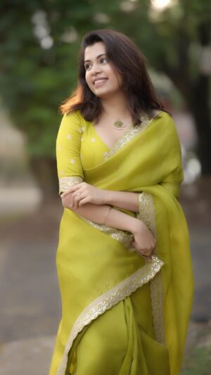Diya Krishna Instagram - Be so Positive that Negative losers end up ignoring you❤️🧿
Saree from @bespoke.dhishya 
Jewellery from @ohbyozy 
Saree Draped by @pooja_vysh_makeovers 
Video edited by @cb_chrizty