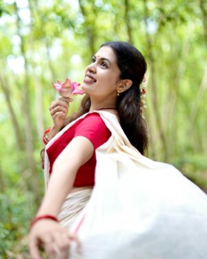 Diya Krishna Instagram - Happiest Onam ❤️🧿🙏🏻
Shot by @skabhijithphotography 
MUA @brahma_hairandmakeup