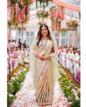 Diya Krishna Instagram - Mr & Mrs ❤️🧿
Photography by @skabhijithphotography 
Outfit exclusively from @mloft_by_joeljacobmathew 
Jewellery from @regaljewellers_in @atelierbyregal 
MUA @laxmi_saneesh 
Drapist @drapist_daira 
Garland by @boutiqueblackgold_flowers 
Event partners @decorlabevents @grandoystereventplanners
