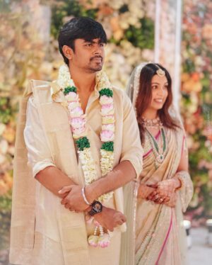 Diya Krishna Instagram - Mr & Mrs ❤️🧿
Photography by @skabhijithphotography 
Outfit exclusively from @mloft_by_joeljacobmathew 
Jewellery from @regaljewellers_in @atelierbyregal 
MUA @laxmi_saneesh 
Drapist @drapist_daira 
Garland by @boutiqueblackgold_flowers 
Event partners @decorlabevents @grandoystereventplanners
