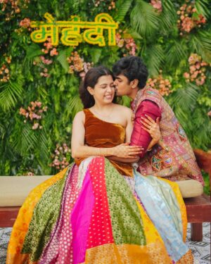 Diya Krishna Instagram - Mehendi ❤️🧿😍
Shot by @skabhijithphotography 
Mehendi by @brownhue_mehendi 
Diya’s costume @mahekdesigns 
Aswin’s Attire @santinni.in 
Event Partner @grandoystereventplanners