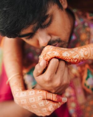Diya Krishna Instagram - Mehendi ❤️🧿😍
Shot by @skabhijithphotography 
Mehendi by @brownhue_mehendi 
Diya’s costume @mahekdesigns 
Aswin’s Attire @santinni.in 
Event Partner @grandoystereventplanners