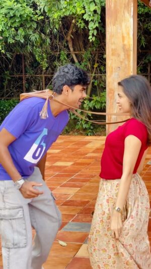 Diya Krishna Instagram - Konjam Late for #Vizhimoodi ft. @aswin__ganesh__ 
Hope you like our version of this song 💓

Location courtesy @fragrantnature