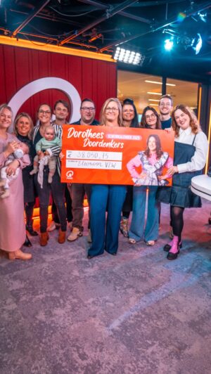 Dorothee Dauwe Instagram - De opbrengst van Dorothees Doordenkers Scheurkalender 2025 is bekend: €38.050,75 (!!!) gaat naar Eleonoor VZW! 🩵

Zij voorzien troostkost voor ouders die een kindje verliezen. 💫 Eleonoor VZW is een belangrijk lichtpunt in de meest donkere dagen voor een gezin. En een mooi eerbetoon aan sterrenkindje Eleonoor, dochter van de oprichtster Priscilla. Heel fijn dat we dankzij de massale verkoop van de scheurkalender zo’n mooi bedrag kunnen schenken. Merci! 🫶