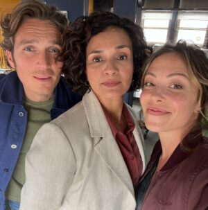 Dounia Coesens Instagram - 🎬 Ça y est ! La saison 1 de Tom et Lola est terminée ! 
Merci d’avoir été aussi nombreux à nous suivre dans cette folle aventure, merci pour tous vos messages que je lis et partage à l’équipe, ils nous touchent beaucoup 🙏🏻 La saison 1 est encore disponible en replay sur @france.tv ! 

À mon partenaire @pierreyves_bon pour sa sincérité, sa bienveillance et son écoute.

A la brigade de dingue ! Et de talent @gregoirepaturel @evelyneelgarbyk @elodievarletofficiel @yassine.hitch je vous kiffe ❤️

À cette joyeuse famille @evalipmann @gabinvisona @leeloo_eyme @mariehelene.lentini 

Aux amoureux et ex @blandinepapillon @laurentmarionofficiel @jeremiepoppe 

Merci aux réalisatrices et réalisateurs @jason_roffe @stephanekopecky @octaveraspail @adelinedarraux @thierrypetit de nous avoir porté avec tant d’envie et de bienveillance dans cette création de série.

Merci à @sebastien.pavard @cyril.hgl @vlatipa et @france.tv pour leur confiance et ce cadeau de personnage qu’est Lola 🙏🏻

Merci à tous les auteurs si nombreux en cette première saison d’avoir donné vie à cette belle équipe ! 

@franceTv @mediawan #TometLola
