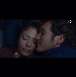 Dounia Coesens Instagram - 🎬 Ça y est ! La saison 1 de Tom et Lola est terminée ! 
Merci d’avoir été aussi nombreux à nous suivre dans cette folle aventure, merci pour tous vos messages que je lis et partage à l’équipe, ils nous touchent beaucoup 🙏🏻 La saison 1 est encore disponible en replay sur @france.tv ! 

À mon partenaire @pierreyves_bon pour sa sincérité, sa bienveillance et son écoute.

A la brigade de dingue ! Et de talent @gregoirepaturel @evelyneelgarbyk @elodievarletofficiel @yassine.hitch je vous kiffe ❤️

À cette joyeuse famille @evalipmann @gabinvisona @leeloo_eyme @mariehelene.lentini 

Aux amoureux et ex @blandinepapillon @laurentmarionofficiel @jeremiepoppe 

Merci aux réalisatrices et réalisateurs @jason_roffe @stephanekopecky @octaveraspail @adelinedarraux @thierrypetit de nous avoir porté avec tant d’envie et de bienveillance dans cette création de série.

Merci à @sebastien.pavard @cyril.hgl @vlatipa et @france.tv pour leur confiance et ce cadeau de personnage qu’est Lola 🙏🏻

Merci à tous les auteurs si nombreux en cette première saison d’avoir donné vie à cette belle équipe ! 

@franceTv @mediawan #TometLola