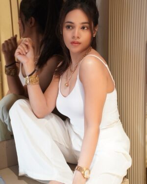 Drishti Thakur Instagram - Owning my GLOW🌟

#glow #goldenhour #fyp