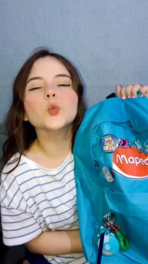 Duda Batista Instagram - Que tal preparar a sua  mochila  para a volta as aulas com os produtos de alta qualidade da @mapedbrasil ?❤️❤️
@assessoriacintra 

#voltaasaulas2025 #dudabatistaoficial #mapedbrasil #mateerialescolar #maped #asmr #asmrmaterialescolar