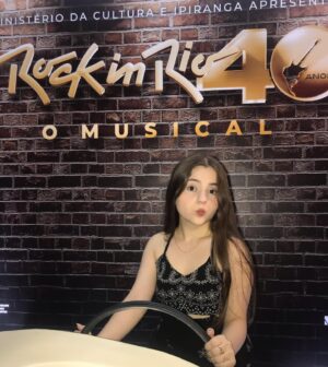 Duda Batista Instagram - E mais uma vez, à família @moellerbotelho ARRASOU! Que espetáculo!!! Estou simplesmente apaixonada !!! Simplesmente impecável! @musicalrockinrio40 👏🏻👏🏻👏🏻🎸🤘👏🏻👏🏻🎭

@rodrigopandolfo 
@malurodriguesoficial 
@betosargentelli 
@belkutner 
@gottscha 
@marianna_alexandre 
@charlesmoeller 
@c_botelho.claudio