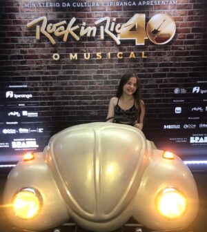 Duda Batista Instagram - E mais uma vez, à família @moellerbotelho ARRASOU! Que espetáculo!!! Estou simplesmente apaixonada !!! Simplesmente impecável! @musicalrockinrio40 👏🏻👏🏻👏🏻🎸🤘👏🏻👏🏻🎭

@rodrigopandolfo 
@malurodriguesoficial 
@betosargentelli 
@belkutner 
@gottscha 
@marianna_alexandre 
@charlesmoeller 
@c_botelho.claudio