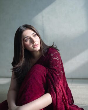Dur-e-Fishan Saleem Instagram - 🍒

@ayeshanoorkurdd 📸
@saareeka_official 
@makeupbyusman💄🫂