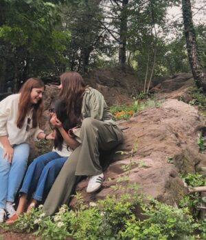 Dur-e-Fishan Saleem Instagram - Weekend getaway with these 2-literally growing up/old together 🗻🌻
Missing sana and Kinz 🤍