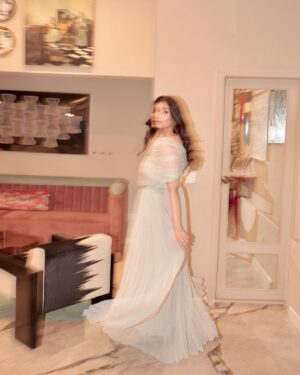 Dur-e-Fishan Saleem Instagram - Ponds🩵

🌟 of the show @zahrasarfraz for making an outfit in 6 hours 🤗

@salman.mua 💄
@hairbyawais 💇‍♀️
@rehanmithanii 📸