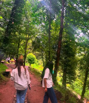 Dur-e-Fishan Saleem Instagram - Weekend getaway with these 2-literally growing up/old together 🗻🌻
Missing sana and Kinz 🤍