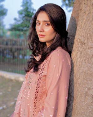 Dur-e-Fishan Saleem Instagram - X @binilyasofficial
Embracing the winter vibes in this stunning Karandi dress! 
 

#binilyas #ootd #pakistan #winterwear #winterstyle #karandilove

Coordinations @instahurabpr 

@ayeshanoorkurdd 📸