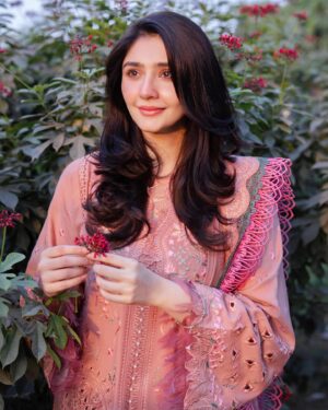 Dur-e-Fishan Saleem Instagram - X @binilyasofficial
Embracing the winter vibes in this stunning Karandi dress! 
 

#binilyas #ootd #pakistan #winterwear #winterstyle #karandilove

Coordinations @instahurabpr 

@ayeshanoorkurdd 📸