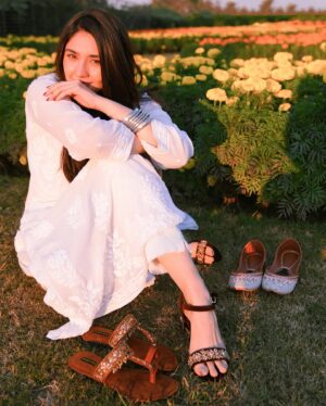 Dur-e-Fishan Saleem Instagram - @dazzlebysarah my all time favourite!!😍 Grab the stunning collection of juttis and flaunt like me!!✨

Shop now at www.dazzlebysarah.com

#Dazzle #Dazzlebysarah #Dazzlegirl #MadewithLove

📸 @ayeshanoorkurdd