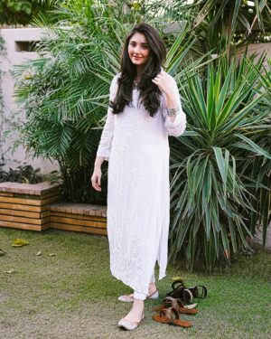 Dur-e-Fishan Saleem Instagram - @dazzlebysarah my all time favourite!!😍 Grab the stunning collection of juttis and flaunt like me!!✨

Shop now at www.dazzlebysarah.com

#Dazzle #Dazzlebysarah #Dazzlegirl #MadewithLove

📸 @ayeshanoorkurdd