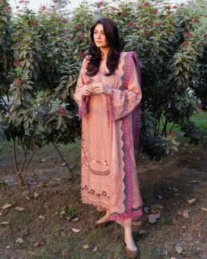 Dur-e-Fishan Saleem Instagram - X @binilyasofficial
Embracing the winter vibes in this stunning Karandi dress! 
 

#binilyas #ootd #pakistan #winterwear #winterstyle #karandilove

Coordinations @instahurabpr 

@ayeshanoorkurdd 📸