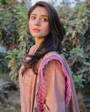 Dur-e-Fishan Saleem Instagram - X @binilyasofficial
Embracing the winter vibes in this stunning Karandi dress! 
 

#binilyas #ootd #pakistan #winterwear #winterstyle #karandilove

Coordinations @instahurabpr 

@ayeshanoorkurdd 📸
