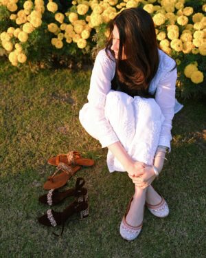 Dur-e-Fishan Saleem Instagram - @dazzlebysarah my all time favourite!!😍 Grab the stunning collection of juttis and flaunt like me!!✨

Shop now at www.dazzlebysarah.com

#Dazzle #Dazzlebysarah #Dazzlegirl #MadewithLove

📸 @ayeshanoorkurdd
