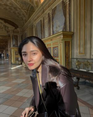 Dur-e-Fishan Saleem Instagram - Girl is becoming quite an art lover lately!!

Also I have been told it’s giving matrix but no it’s giving Badshah (iykyk)💋