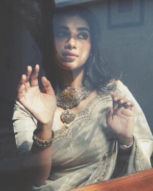 Dushara Vijayan Instagram - 💫 🤍

Shot by : @digiframez_fashion @kris_clicker 
Hair and Drape by : @sandys_makeup_mehendi  @sowmiyaa_artistry