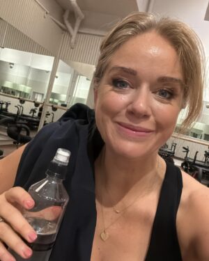 Ebba Kleberg von Sydow Instagram - Min utmaning: Hitta glädjen i träning. Igen ❤️ 2024 var inte mitt starkaste år, varken i kropp eller själ - det satte sina spår ❤️‍🩹 känner jag nu… Det var för mycket, på för många fronter. Väldigt mycket roligt men - för mycket.
Visst, ”att göra”-listan är lång, att hinna träna är lyx osv, MEN: Jag VET ju hur mycket som kommer på köpet, när jag hittar glädjen, flow:et och balansen. 
Längtar efter bli en lite gladare, mer kreativ Ebba igen. Har varit för lite av den varan senaste månaderna. Tyvärr. Har ingen orimlig bild av perfektion, LÄNGTAR bara efter orken, glädjen och… energin. Visst finns den?! Ett steg i taget, ena foten framför den andra 🥹💪🏽