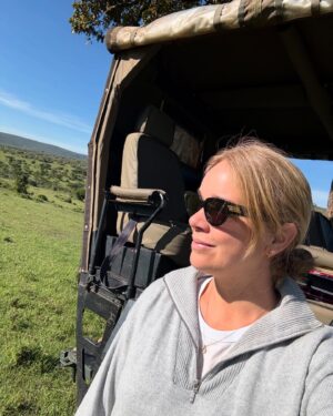 Ebba Kleberg von Sydow Instagram - Vykort från oss, sexton glada, ute på ett alldeles fantastiskt, väldigt efterlängtat äventyr ❤️ Vyerna, vidderna och lugnet - och familjen såklart! Att se och upptäcka Kenya 🇰🇪 ur barnens ögon (jag var själv 11 när vi åkte hit första gången, resan gjorde så starkt intryck på mig). Som vi njuter! Pratar, läser, lär oss, spelar kort, upptäcker, funderar, diskuterar. Tacksam till tusen över denna resa! 🙏🏼
Borta eller hemma, vy eller inte - önskar dig därute ett riktigt fint och “släppa ner axlarna”-VILSAMT (just det behövde jag 🙏🏼) slut på 2024… 
Det blir bra det här, att vända blad till 2025! Nej förresten, det blir BÄTTRE! Vet ännu inte exakt hur (det ska jag reda ut ✍🏻) men det kommer att bli bättre ❤️‍🩹 Känner det i hela kroppen!