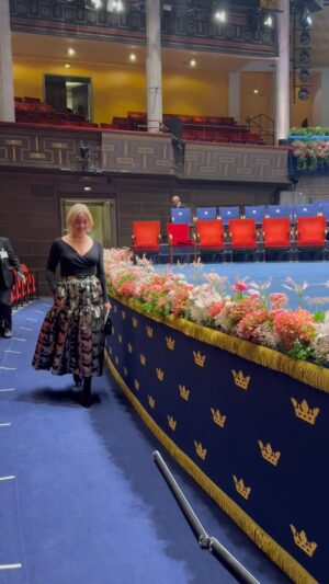 Ebba Kleberg von Sydow Instagram - Overkligt. Kastades direkt från radiostudion till DETTA?! 🤩 Hann tack och lov dra på kjol som gnistrade ikapp med nobelnatten! Och jo, rosa nejlikorna från Alfred Nobels älskade San Remo doftade verkligen - och allt var alldeles, alldeles UNDERBART! ❤️ #nobelprize #royalwork #nobelpriset
