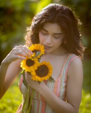 Eisha Singh Instagram - Just like a sunflower changes it’s direction from where it soaks sunlight, I change my direction towards the source of all your love, As I love basking in it 🌻 

Grateful for all the love showered on me by my Tribe💛

Photographer - @portraitdeewana 
MUAH - @celebsmakeupbysejal
Outfit- @ribelle.in
Rings- @cherryblossoms.designs
Footwear- @yoho_lifestyle
Styled By- @saloni142_
Assisted By- @_.nidhipurohit
Team - @oceanmediapr

#eishasingh #eishastribe #photoshoot