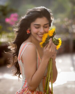 Eisha Singh Instagram - Just like a sunflower changes it’s direction from where it soaks sunlight, I change my direction towards the source of all your love, As I love basking in it 🌻 

Grateful for all the love showered on me by my Tribe💛

Photographer - @portraitdeewana 
MUAH - @celebsmakeupbysejal
Outfit- @ribelle.in
Rings- @cherryblossoms.designs
Footwear- @yoho_lifestyle
Styled By- @saloni142_
Assisted By- @_.nidhipurohit
Team - @oceanmediapr

#eishasingh #eishastribe #photoshoot