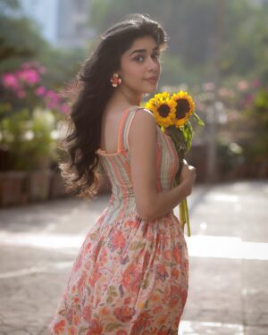 Eisha Singh Instagram - Just like a sunflower changes it’s direction from where it soaks sunlight, I change my direction towards the source of all your love, As I love basking in it 🌻 

Grateful for all the love showered on me by my Tribe💛

Photographer - @portraitdeewana 
MUAH - @celebsmakeupbysejal
Outfit- @ribelle.in
Rings- @cherryblossoms.designs
Footwear- @yoho_lifestyle
Styled By- @saloni142_
Assisted By- @_.nidhipurohit
Team - @oceanmediapr

#eishasingh #eishastribe #photoshoot