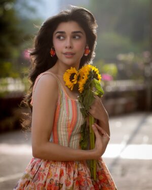 Eisha Singh Instagram - Just like a sunflower changes it’s direction from where it soaks sunlight, I change my direction towards the source of all your love, As I love basking in it 🌻 

Grateful for all the love showered on me by my Tribe💛

Photographer - @portraitdeewana 
MUAH - @celebsmakeupbysejal
Outfit- @ribelle.in
Rings- @cherryblossoms.designs
Footwear- @yoho_lifestyle
Styled By- @saloni142_
Assisted By- @_.nidhipurohit
Team - @oceanmediapr

#eishasingh #eishastribe #photoshoot
